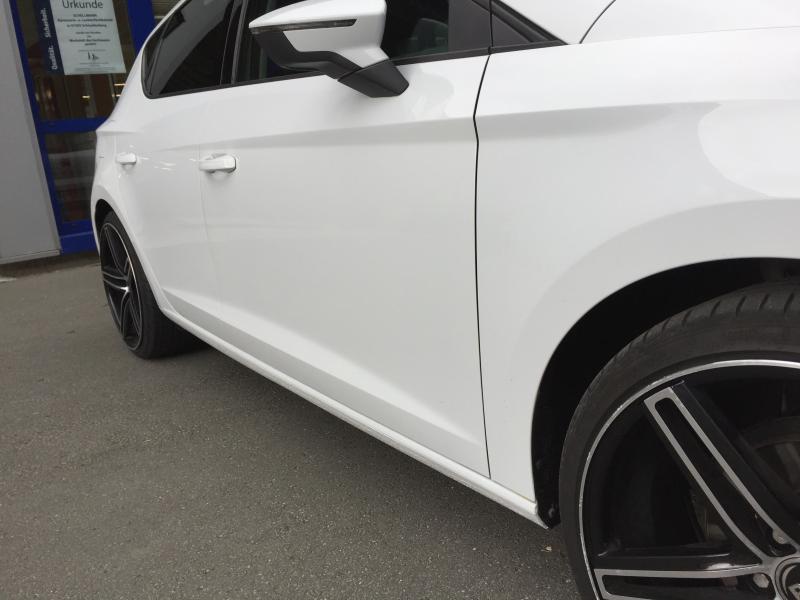 Seat Leon mit neuer fertig lackierter Tür