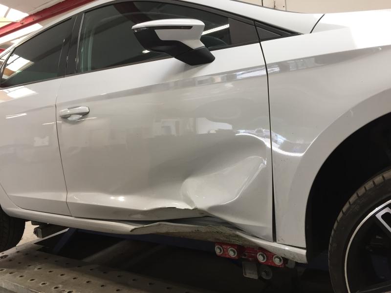 Seat Leon mit starker Beschädigung an der Tür und Schweller_1