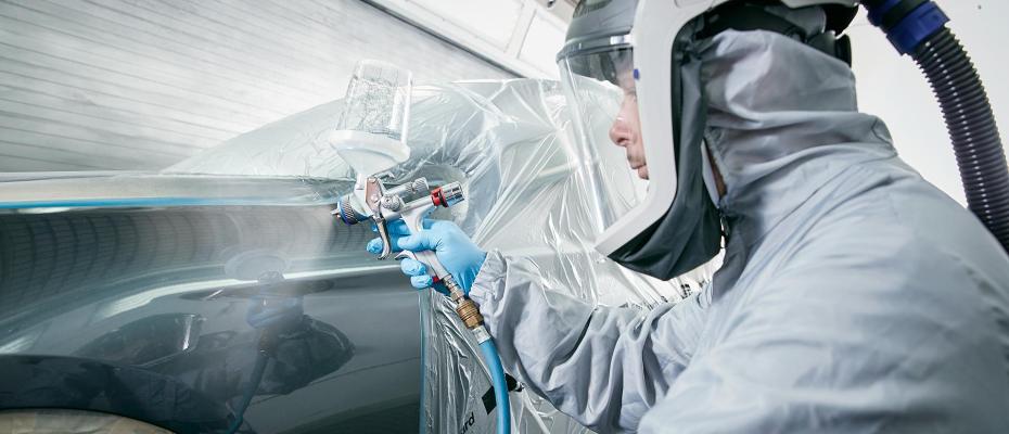 repanet Lackierer bei Lackierarbeiten